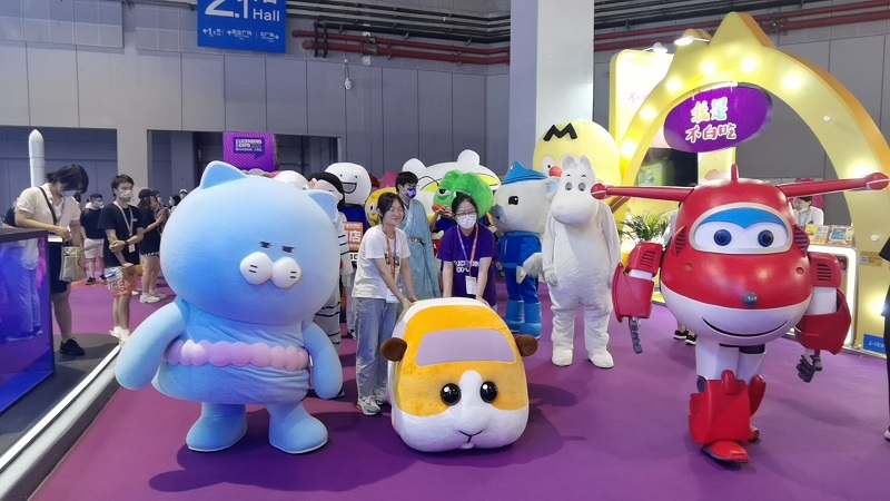 小枕君参加IP狂欢大巡游 小.jpg